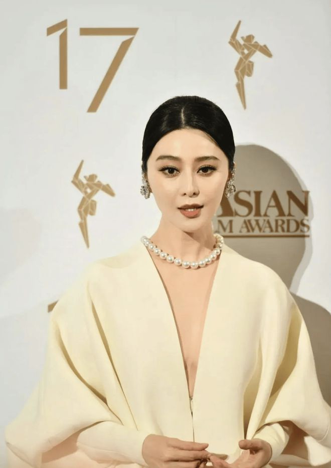 真空 “窗帘裙” 惊艳四座超模被她吊打龙8国际唯一43岁范冰冰红毯杀疯了！