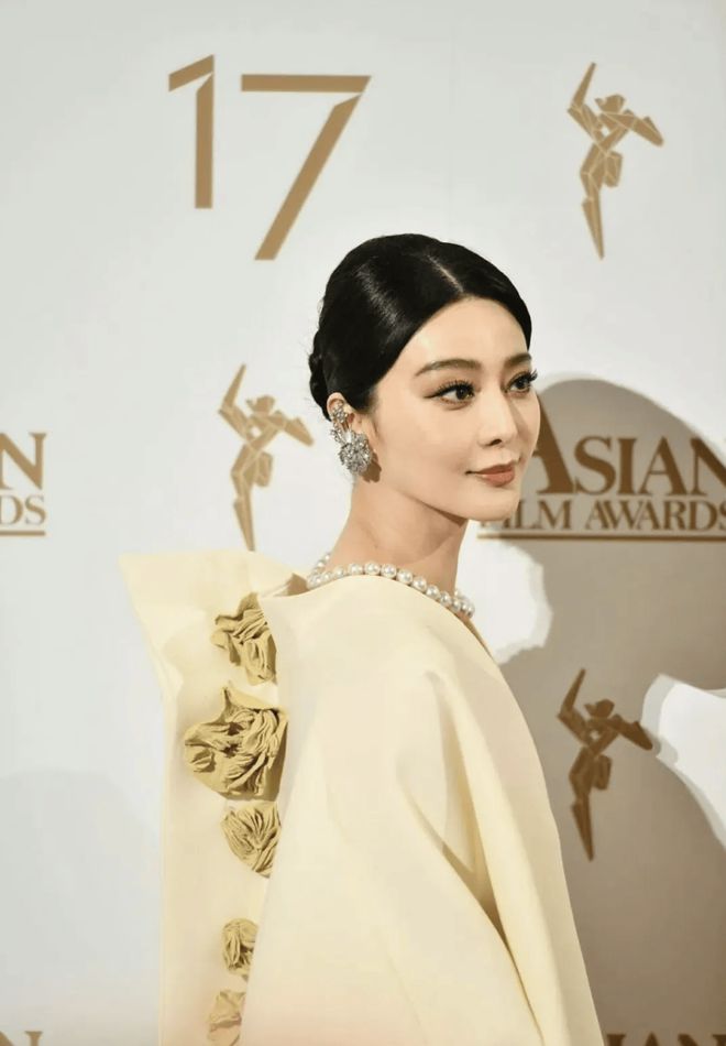 真空 “窗帘裙” 惊艳四座超模被她吊打龙8国际唯一43岁范冰冰红毯杀疯了！(图4)