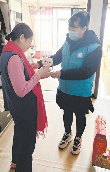 务、“窗帘”约定……上门照料让独居老人不孤单！头号玩家龙八国际网址节日守护、日常暖心、居家服(图2)