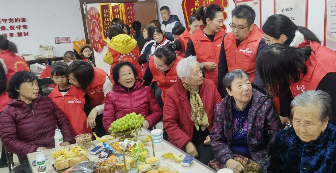 层 “帘”动你我 温暖守护龙八国际娱乐网站新春走基(图1)