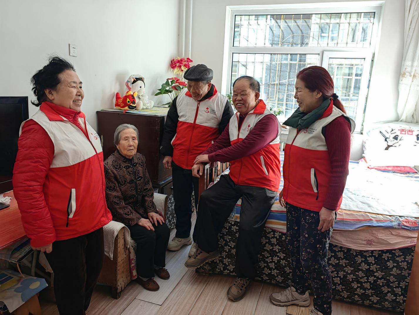 层 “帘”动你我 温暖守护龙八国际娱乐网站新春走基(图4)